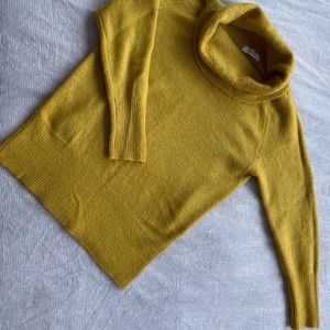 HQ - Medium - Mustard yellow turtle neck sweater